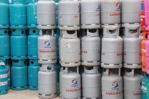 Người dân phấp phỏng sợ hãi khi phải sống chung với "bom hẹn giờ"