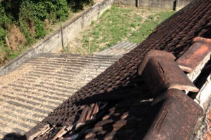 Cả gia đình hoảng hốt vì máy bay hạ cánh làm tốc mái nhà