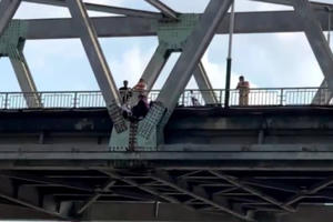 Cảnh sát khuyên nhủ, cứu sống thai phụ bỏ ý định nhảy cầu Hồ tự tử