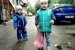 Đi chơi với tình nhân, mẹ khóa cửa bỏ 2 con nhỏ chết đói 9 ngày