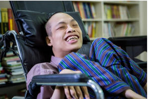 Nghị lực sống phi thường của chàng trai bị bại liệt