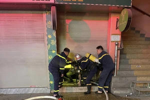 Cảnh sát kịp thời giải cứu 3 người mắc kẹt trong vụ cháy tại phường Phương Liệt