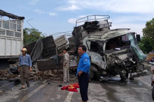 Hai tài xế bị thương nặng kẹt cứng trong ca bin sau cú va chạm kinh hoàng