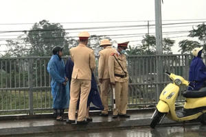 Công an kịp thời ngăn cản người mẹ đang mang thai chở con 13 tuổi ra cầu để tự vẫn