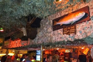 Quán bar dán hơn 46 tỷ đồng trên trần nhà