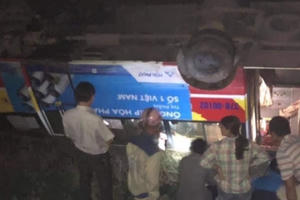 Xe buýt Đông Bắc lật xuống ruộng, nhiều hành khách hoảng loạn cố thoát ra ngoài