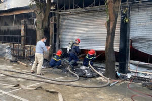 Huy động 4 xe chữa cháy, cứu người mắc kẹt trong vụ hỏa hoạn tại TP Vinh