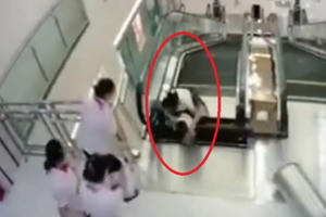 Video: Cận cảnh hai mẹ con bị thang cuốn "nuốt chửng" và cái kết khiến nhiều người phát hoảng