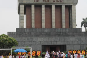 Hà Nội: Hàng ngàn người xếp hàng vào viếng lăng Chủ tịch Hồ Chí Minh Hà Nội: Hàng ngàn người xếp hàng vào viếng lăng Chủ tịch Hồ Chí Minh