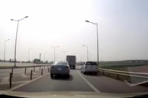 Lại xuất hiện clip xe Innova đi lùi trên cao tốc Hà Nội - Thái Nguyên