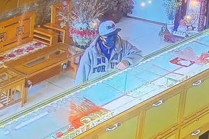 Công an truy bắt nghi phạm cướp tiệm vàng táo tợn tại chợ Nhân Cơ