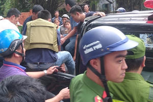 Gần 3 giờ vây bắt nam thanh niên nghi ngáo đá cố thủ trên mái nhà