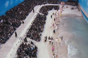 Bản tin Thời trang Plus số 68: Karl Lagerfeld biến bảo tàng thành bãi biển thơ mộng làm sàn catwalk