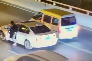 Tự tử trước mặt mẹ, là ngông cuồng hay tìm một lối thoát?