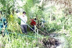 Cần Thơ: “Truy” nguyên nhân khiến rạch Ngã Bát đổi màu, bốc mùi