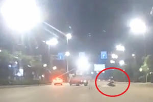 Clip: Kinh hoàng cảnh xe máy đi vào đường ngược chiều đấu đầu xe tải văng xa hàng chục mét