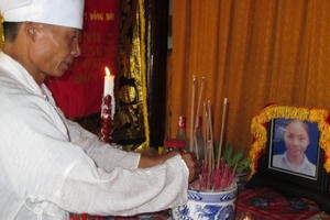 Nghẹn lòng nghe kể về gia cảnh nữ sinh tử nạn trong lũ dữ