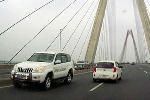 Hà Nội: CSGT khẳng định không cho phép ô tô đi ngược chiều trên cầu Nhật Tân