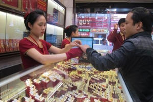 Giá vàng ngày 31/5: Tiếp tục rơi đáy