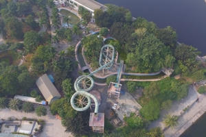 Cảnh hoang tàn bên trong công viên hoành tráng giữa Thủ đô