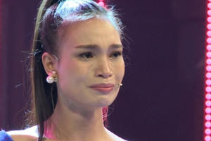 Thí sinh dân tộc bật khóc nức nở khi bị chất vấn về dự án Người đẹp Nhân ái