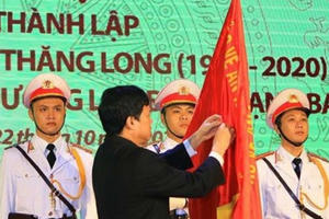 Nhà hát Ca múa nhạc Thăng Long đón Huân chương Lao động hạng Ba Nhà hát Ca múa nhạc Thăng Long đón Huân chương Lao động hạng Ba