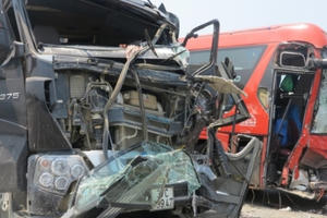 Cú đấu đầu tử thần giữa xe khách với xe tải khiến 6 người nhập viện