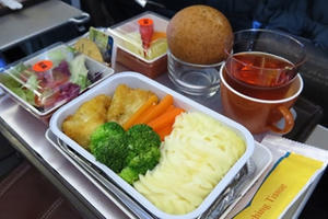 Kiếm 5 tỷ đồng mỗi tháng nhờ bán suất cơm trên máy bay