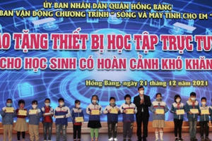 Hải Phòng: Trao tặng máy tính cho học sinh có hoàn cảnh khó khăn