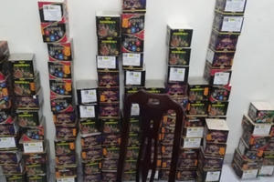 Ngụy trang 15 bao tải chứa đầy pháo nổ thành hàng tiêu dùng