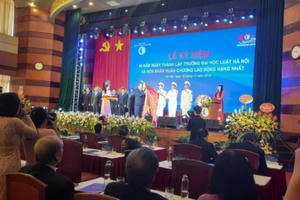 Trường đại học Luật Hà Nội đón nhận huân chương lao động hạng nhất lần thứ 2