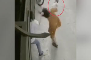 Phẫn nộ với Clip chồng túm tóc vợ đang bế con 5 tháng tuổi giật ngã ngửa, mẹ đập đầu vào cửa sắt con rơi xuống đất