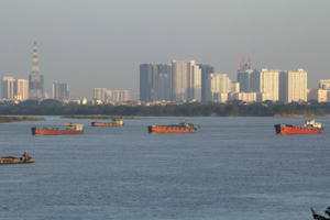 Tàu thuyền như mắc cửi trên sông Hồng uốn lượn qua Hà Nội Tàu thuyền như mắc cửi trên sông Hồng uốn lượn qua Hà Nội