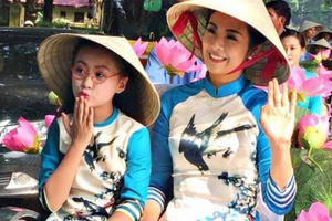 Dàn nghệ sỹ diễu hành áo dài trên các tuyến phố Hà Nội Dàn nghệ sỹ diễu hành áo dài trên các tuyến phố Hà Nội