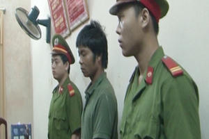 Quảng Bình: Bắt khẩn cấp người cha hại đời con gái ruột