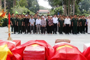 Xúc động lễ đưa hài cốt 14 liệt sĩ về với đất Mẹ!