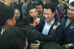 Hà Tĩnh: Sau đối thoại, hàng trăm tiểu thương chen nhau bắt tay Chủ tịch tỉnh