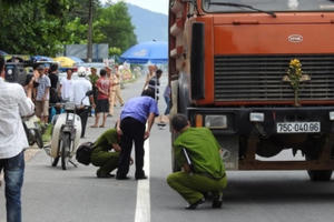 Huế: Chở con về thăm ngoại, mẹ bị xe cán chết Huế: Chở con về thăm ngoại, mẹ bị xe cán chết