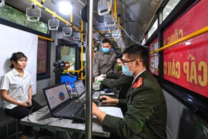 Làm căn cước công dân trên xe buýt