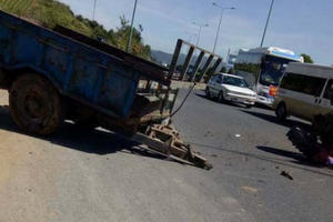 Lâm Đồng: Tài xế máy cày bị ôtô tông trọng thương trên đường cao tốc