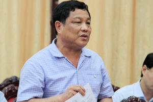 Chức vụ thật, bổng lộc thật, dùng bằng giả khó mà từ chức