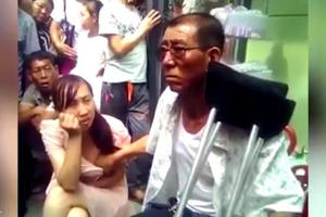 Thầy bói sờ ngực phụ nữ đoán vận mệnh ở Trung Quốc