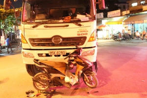 Thiếu nữ nhập viện trong tình trạng nguy kịch sau va chạm với xe tải