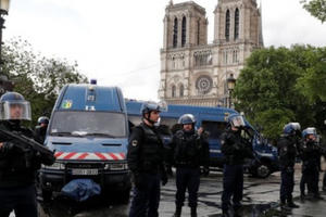 Cảnh sát Pháp bắn kẻ dùng búa tấn công trước nhà thờ Đức bà Paris