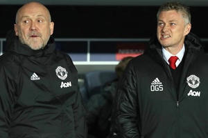 MU mua nửa đội hình, Man City ẵm Premier League