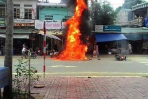 Hòa Bình: Xe bốc cháy dữ dội khi dựng cạnh bếp than