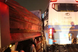 Xe giường nằm bị tông liên hoàn, quốc lộ 1A kẹt xe gần 5km