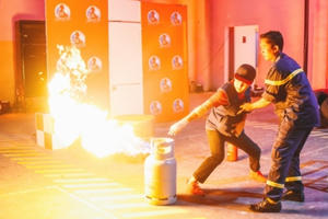 Trấn Thành - Hari mang bầu vật vã chống chọi lại với vụ cháy chung cư