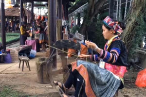 Người Mông phô diễn nghề dệt lanh 'truyền thống 4.000 năm'