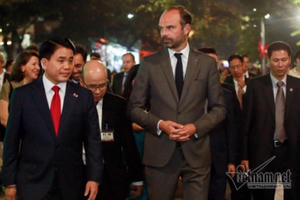 Dạo hồ Gươm, Thủ tướng Pháp bất ngờ nhận bức ký họa chân dung Dạo hồ Gươm, Thủ tướng Pháp bất ngờ nhận bức ký họa chân dung